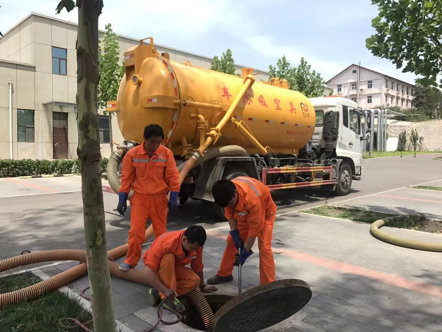 小榄管道疏通车停在窨井附近