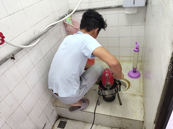 小榄管道堵塞冒臭气 专业师傅现场解决问题